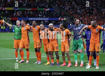 Berlin, Deutschland. Juli 2024. Niederländische Spieler feiern, nachdem die Niederlande das Viertelfinalspiel der UEFA EURO 2024 gegen die Türkei gewonnen haben. Quelle: Oleksandr Prykhodko/Alamy Live News Stockfoto