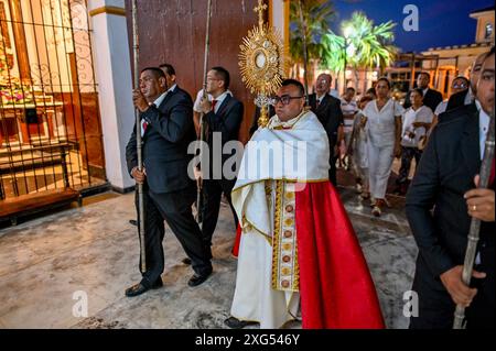 Die Straßen von Mompox, Kolumbien, werden während der Fronleichnamsfeier mit lebhaften Prozessionen, Blumenteppichen und frommen Einheimischen, die diese heilige katholische Tradition ehren, zum Leben erweckt. Stockfoto