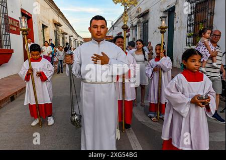 Die Straßen von Mompox, Kolumbien, werden während der Fronleichnamsfeier mit lebhaften Prozessionen, Blumenteppichen und frommen Einheimischen, die diese heilige katholische Tradition ehren, zum Leben erweckt. Stockfoto