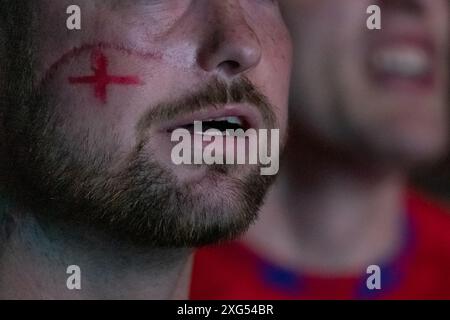London, Großbritannien. Juli 2024. EURO 2024: England gegen die Schweiz. 4The Fans Fan Park at Village Underground fanzone Event in Shoreditch. England Fans zeigen eine Reihe von Reaktionen während des angespannten Halbfinals, während sie die große Leinwand in Shoreditch sehen. England besiegte die Schweiz im Elfmeterschießen in der Düsseldorfer Arena. Das angespannte Spiel endete 1-1 nach Verlängerung, wobei beide Seiten nicht in der Lage waren, die Blockade zu überwinden. In der zweiten Hälfte der Verlängerung musste England ohne den Kapitän im Elfmeterschießen. Guy Corbishley/Alamy Live News Stockfoto