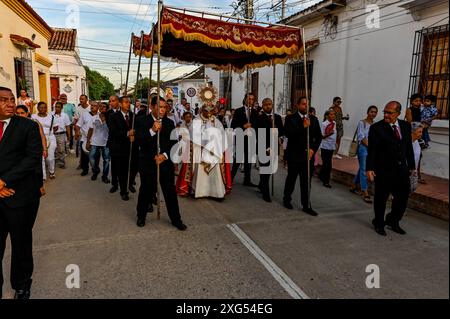 Die Straßen von Mompox, Kolumbien, werden während der Fronleichnamsfeier mit lebhaften Prozessionen, Blumenteppichen und frommen Einheimischen, die diese heilige katholische Tradition ehren, zum Leben erweckt. Stockfoto