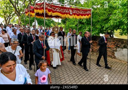 Die Straßen von Mompox, Kolumbien, werden während der Fronleichnamsfeier mit lebhaften Prozessionen, Blumenteppichen und frommen Einheimischen, die diese heilige katholische Tradition ehren, zum Leben erweckt. Stockfoto