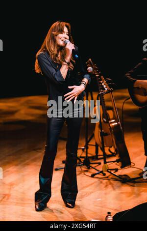 Mailand, Carla Bruni konzertiert während des Worm Up! Festival im Dal Verme Theatre. Auf dem Foto: Carla Bruni Stockfoto