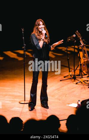 Mailand, Carla Bruni konzertiert während des Worm Up! Festival im Dal Verme Theatre. Auf dem Foto: Carla Bruni Stockfoto