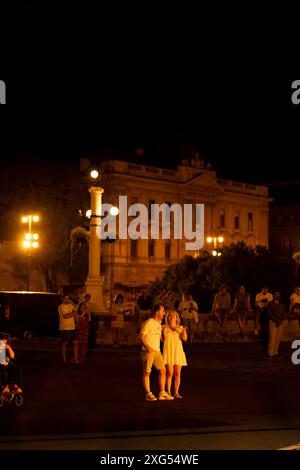 Stadt Zagreb, Kroatien, 6. Juli 2024. Tänzer Proben vor dem Kroatischen Nationaltheater (HNK), bevor ein großes Konzert am Sonntag, den 07.07.2024, stattfindet. [Eng] Generalna glazbena i plesacka proba prije HNK’ovog ljetnog Rock’n’Roll koncerta. Quelle: Bruno Korbar / Alamy Stockfoto