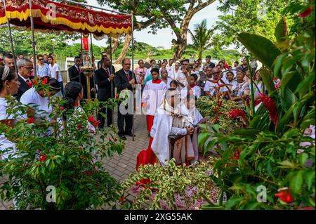 Die Straßen von Mompox, Kolumbien, werden während der Fronleichnamsfeier mit lebhaften Prozessionen, Blumenteppichen und frommen Einheimischen, die diese heilige katholische Tradition ehren, zum Leben erweckt. Stockfoto