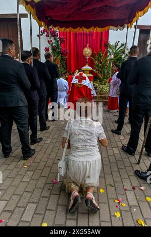 Die Straßen von Mompox, Kolumbien, werden während der Fronleichnamsfeier mit lebhaften Prozessionen, Blumenteppichen und frommen Einheimischen, die diese heilige katholische Tradition ehren, zum Leben erweckt. Stockfoto