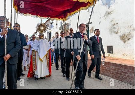 Die Straßen von Mompox, Kolumbien, werden während der Fronleichnamsfeier mit lebhaften Prozessionen, Blumenteppichen und frommen Einheimischen, die diese heilige katholische Tradition ehren, zum Leben erweckt. Stockfoto