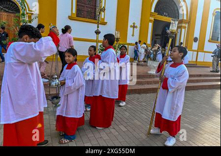 Die Straßen von Mompox, Kolumbien, werden während der Fronleichnamsfeier mit lebhaften Prozessionen, Blumenteppichen und frommen Einheimischen, die diese heilige katholische Tradition ehren, zum Leben erweckt. Stockfoto