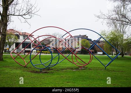 Monkey Bars mit Blick auf das Wohngebiet gegenüber vom Rapids Park in LaSalle, Montreal, Kanada Stockfoto