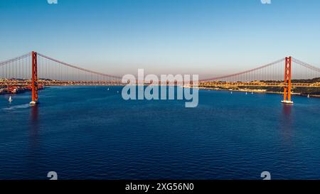 Eine weite Luftaufnahme der Brücke vom 25. April in Lissabon, Portugal. Die Brücke überspannt den Tejo und verbindet das Stadtzentrum mit dem Südufer Stockfoto