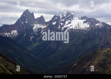 Die felsigen Gipfel des Hozomeen Mountain, von der kanadischen Seite der US-Grenze aus gesehen, in der Region North Cascades im US-Bundesstaat Washington. Stockfoto