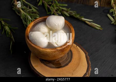 Weißkäsekugeln in einer Holzschale, Milchfutter Weichkäse in Salzlake Stockfoto