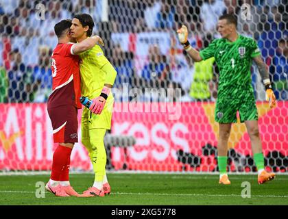 Düsseldorf, Deutschland. Juli 2024. Fußball, UEFA Euro 2024, Europameisterschaft, England - Schweiz, Endrunde, im Viertelfinale reagieren die Schweizer Xherdan Shaqiri (l) und Torhüter Yann Sommer (M) neben dem englischen Torhüter Jordan Pickford im Elfmeterschießen. Vermerk: Arne Dedert/dpa/Alamy Live News Stockfoto