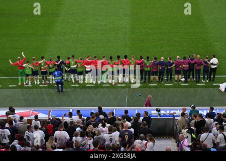 Düsseldorf, Deutschland. Juli 2024. Fußball, UEFA Euro 2024, Europameisterschaft, England - Schweiz, Endrunde, im Viertelfinale in der Düsseldorf Arena stehen die Spieler, Trainer und Unterstützer beim Elfmeterschießen zusammen. Quelle: David Inderlied/dpa/Alamy Live News Stockfoto