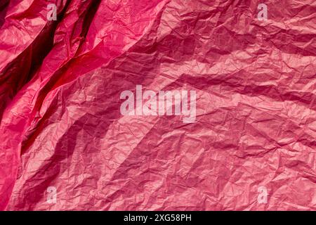 Schönes zerknittertes rosafarbenes Geschenkpapier, zerknittertes rosafarbenes Papier in Nahaufnahme Stockfoto