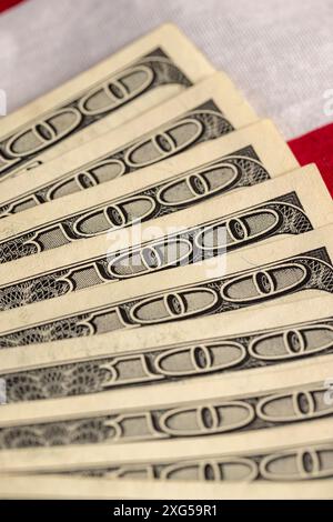 US-Dollar und die amerikanische Flagge, Teil der amerikanischen Flagge mit Sternen und roten und weißen Streifen und US-Dollar Stockfoto