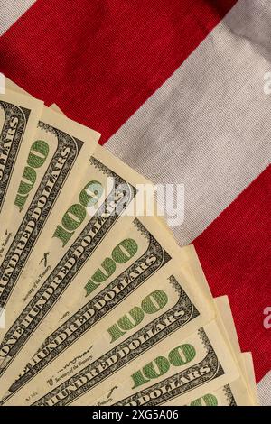 US-Dollar und die amerikanische Flagge, Teil der amerikanischen Flagge mit Sternen und roten und weißen Streifen und US-Dollar Stockfoto