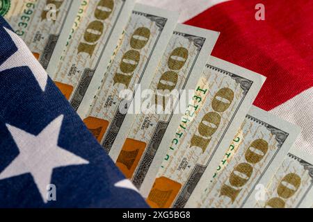 US-Dollar und die amerikanische Flagge, Teil der amerikanischen Flagge mit Sternen und roten und weißen Streifen und US-Dollar Stockfoto