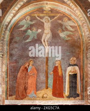 PERUGIA, ITALIEN - 16. MAI 2024: Das Fresko der Kreuzigung in der Kirche Chiesa di San Agostino von Pellino di Vannuccio (1377) Stockfoto