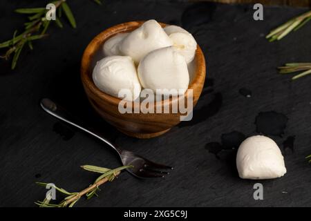 Weißkäsekugeln in einer Holzschale, Milchfutter Weichkäse in Salzlake Stockfoto