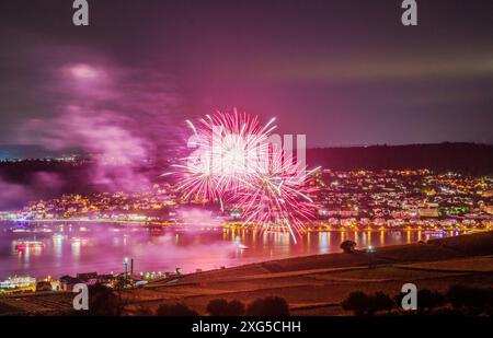 Bingen, Deutschland. Juli 2024. Feuerwerke von der Autofähre Rüdesheim-Bingen erleuchten den Rheinabschnitt zwischen den beiden Städten. Jedes Jahr von Mai bis September findet das Feuerwerk „Rhein in Flammen“ entlang der schönsten Rheinabschnitte statt, mit großen Feuerwerken, beleuchteten Burgen und farbenfrohen Schiffskonvois. Darlegung: Andreas Arnold/dpa/Alamy Live News Stockfoto