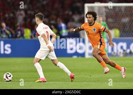 Berlin, Deutschland. Juli 2024. Joshua Zirkzee (Niederlande)Arda Guler (Turkiye) während des Spiels der UEFA Euro Deutschland 2024 zwischen den Niederlanden 2-1 Türkei im Olympiastadion am 06. Juli 2024 in Berlin. Quelle: Maurizio Borsari/AFLO/Alamy Live News Stockfoto