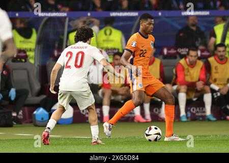 Berlin, Deutschland. Juli 2024. Denzel Dumfries (Niederlande)Ferdi Kadoglu (Turkiye) während des Spiels zur UEFA Euro Deutschland 2024 zwischen den Niederlanden 2-1 Türkei im Olympiastadion am 06. Juli 2024 in Berlin. Quelle: Maurizio Borsari/AFLO/Alamy Live News Stockfoto