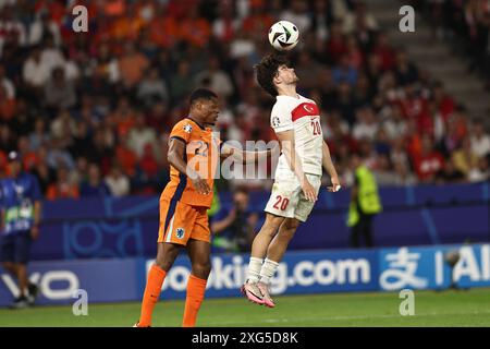 Berlin, Deutschland. Juli 2024. Ferdi Kadoglu (Turkiye)Denzel Dumfries (Niederlande) während des Spiels zur UEFA Euro Deutschland 2024 zwischen den Niederlanden 2-1 Türkei im Olympiastadion am 06. Juli 2024 in Berlin. Quelle: Maurizio Borsari/AFLO/Alamy Live News Stockfoto