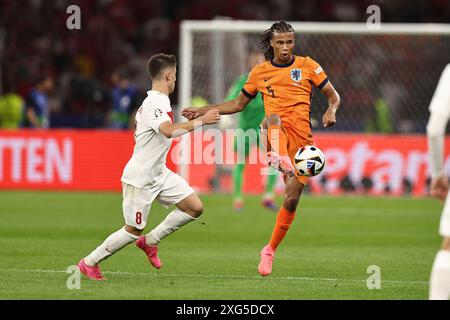 Berlin, Deutschland. Juli 2024. Nathan Ake (Niederlande)Arda Guler (Turkiye) während des Spiels der UEFA Euro Germany 2024 zwischen den Niederlanden 2-1 Türkei im Olympiastadion am 06. Juli 2024 in Berlin. Quelle: Maurizio Borsari/AFLO/Alamy Live News Stockfoto