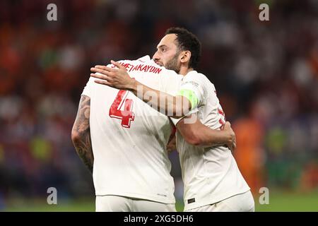 Berlin, Deutschland. Juli 2024. Samet Akaydin (Turkiye)Hakan Calhanoglu (Turkiye) während des Spiels der UEFA Euro Deutschland 2024 zwischen den Niederlanden 2-1 Türkei im Olympiastadion am 06. Juli 2024 in Berlin. Quelle: Maurizio Borsari/AFLO/Alamy Live News Stockfoto