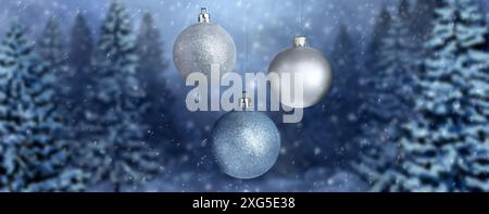 Wunderschöne Weihnachtskugeln vor verschneiten Wäldern, Bannerdesign Stockfoto