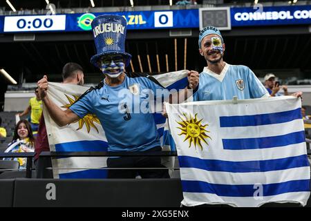 Las Vegas, NV, USA. Juli 2024. Uruguay-Fans zeigen ihre Unterstützung für ihr Team vor dem Start des Viertelfinalspiels der CONMEBOL Copa America im Allegiant Stadium zwischen Uruguay und Brasilien am 6. Juli 2024 in Las Vegas, NV. Christopher Trim/CSM (Bild: © Christopher Trim/Cal Sport Media). Quelle: csm/Alamy Live News Stockfoto