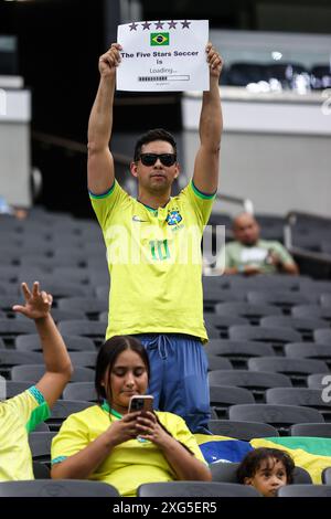 Las Vegas, NV, USA. Juli 2024. Ein brasilianischer Fan zeigt Unterstützung für sein Team vor dem Start des Viertelfinalspiels der CONMEBOL Copa America im Allegiant Stadium zwischen Uruguay und Brasilien am 6. Juli 2024 in Las Vegas, NV. Christopher Trim/CSM/Alamy Live News Stockfoto