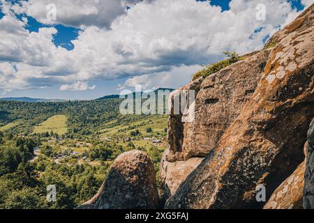 Ein Felsen in Tustan Festung Place Skole Beskids National Nature Park Lemberg Region Stockfoto