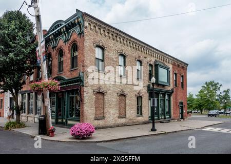 Coxsackie, NY - USA - 5. Juli 2024 Ein Geschäftsgebäude aus der Mitte des 19. Jahrhunderts an der Ecke Reed St und S. River St im Reed Street Historic District Stockfoto