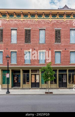 Coxsackie, NY - USA - 5. Juli 2024 eines der Geschäftsgebäude des Reed Street Historic District aus der Mitte des 19. Jahrhunderts im italienischen Stil mit br Stockfoto