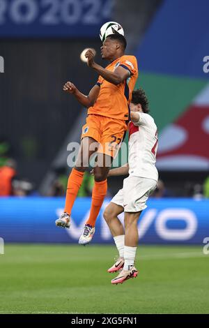 Berlin, Deutschland. Juli 2024. Denzel Dumfries (Niederlande)Ferdi Kadoglu (Turkiye) während des Spiels zur UEFA Euro Deutschland 2024 zwischen den Niederlanden 2-1 Türkei im Olympiastadion am 06. Juli 2024 in Berlin. Quelle: Maurizio Borsari/AFLO/Alamy Live News Stockfoto