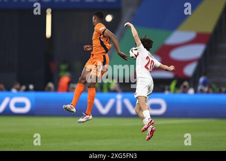 Berlin, Deutschland. Juli 2024. Denzel Dumfries (Niederlande)Ferdi Kadoglu (Turkiye) während des Spiels zur UEFA Euro Deutschland 2024 zwischen den Niederlanden 2-1 Türkei im Olympiastadion am 06. Juli 2024 in Berlin. Quelle: Maurizio Borsari/AFLO/Alamy Live News Stockfoto