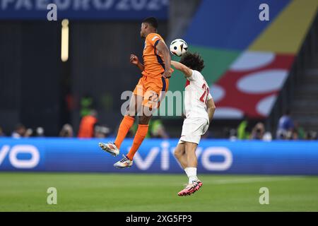 Berlin, Deutschland. Juli 2024. Denzel Dumfries (Niederlande)Ferdi Kadoglu (Turkiye) während des Spiels zur UEFA Euro Deutschland 2024 zwischen den Niederlanden 2-1 Türkei im Olympiastadion am 06. Juli 2024 in Berlin. Quelle: Maurizio Borsari/AFLO/Alamy Live News Stockfoto