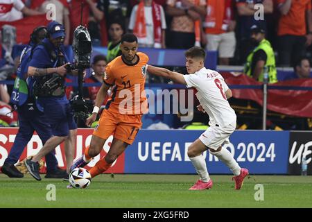 Berlin, Deutschland. Juli 2024. Cody Gakpo (Niederlande)Arda Guler (Turkiye) während des UEFA Euro 2024 Spiels zwischen den Niederlanden 2-1 Türkei im Olympiastadion am 06. Juli 2024 in Berlin. Quelle: Maurizio Borsari/AFLO/Alamy Live News Stockfoto