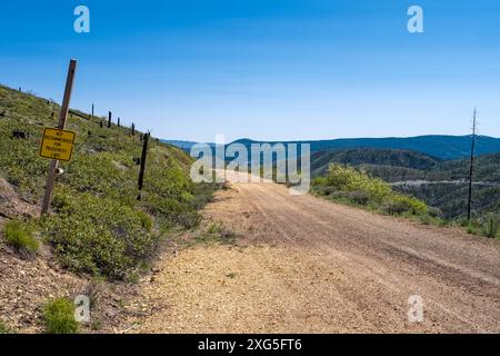 Ein Warnschild auf einer unbefestigten Straße im Umatilla National Forest bei Salisbury in Oregon, USA Stockfoto