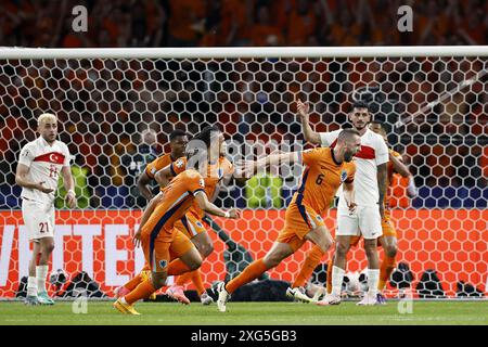 Berlin, Deutschland. Juli 2024. Berlin, Deutschland. Juli 2024. BERLIN - (l-r) Mert Muldur aus Turkiye, Denzel Dumfries aus Holland, Spiel zwischen den Niederlanden und der Türkei im Olympiastadion am 6. Juli 2024 in Berlin. ANP MAURICE VAN STEEN niederlande Out - belgien Out Credit: ANP/Alamy Live News Stockfoto