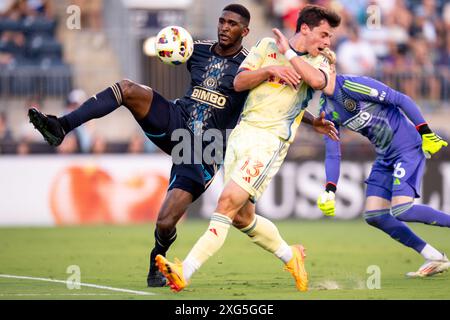 Chester, Pennsylvania, USA. Juli 2024. Der Philadelphia Union Defender Damion Lowe (17) verteidigt im Subaru Park in Chester, Pennsylvania gegen den New York Red Bulls Stürmer Dante Vanzeir (13). Kyle Rodden/CSM/Alamy Live News Stockfoto