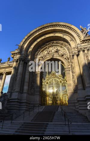 Sonnendurchflutete goldene Tore des Petit Palais - Paris, Frankreich Stockfoto
