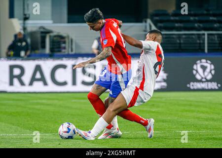 ARLINGTON, TEXAS - 21. JUNI: Erick Pulgar aus Chile und Edison Flores aus Peru während des CONMEBOL Copa America USA Gruppenspiels Peru gegen Chile bei AT& Stockfoto