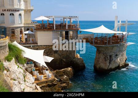 Gehobenes Restaurant auf Felsen über der Küste der Französischen Riviera Stockfoto