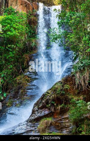 Wasserfall versteckt im Regenwald im Bundesstaat Minas Gerais, Brasilien, Minas Gerais, Brasilien Stockfoto