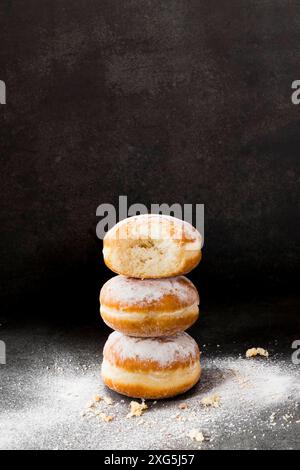 Hochwinkelige gestapelte Donuts mit Puderzucker Stockfoto