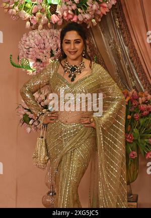 Mumbai, Indien. Juli 2024. Die Bollywood-Schauspielerin Madhuri Dixit posiert für ein Foto auf dem roten Teppich während der sangeeten Zeremonie von Anant Ambani und Radhika Merchant im Jio World Centre in Mumbai. (Foto: Ashish Vaishnav/SOPA Images/SIPA USA) Credit: SIPA USA/Alamy Live News Stockfoto
